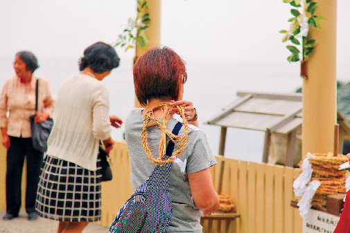 【伊勢・二見興玉神社×良縁祈願】3. 輪注連縄で体を清める