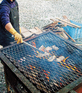 【オイスターロード×ドライブ】焼きたてのカキを気軽に「英治丸」