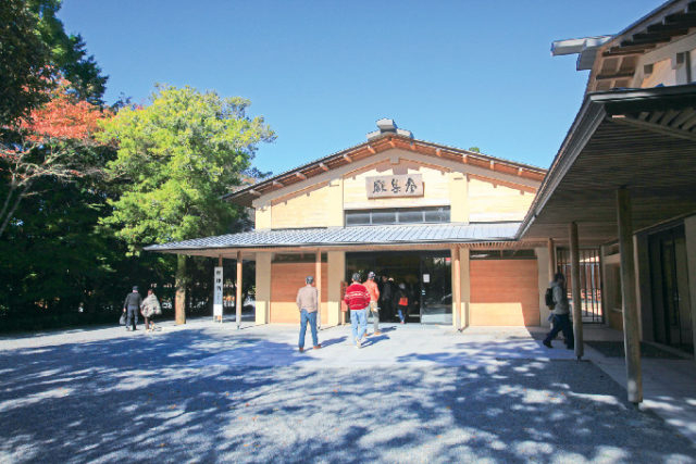 参集殿で足を休める