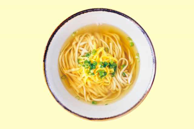 本かつおが香るスープと自家製麺がマッチ「沖縄そば まるかみ」