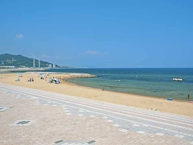 【淡路島の海水浴場】日本の快水浴場百選に入るアクセス抜群のビーチ「浦県民サンビーチ」