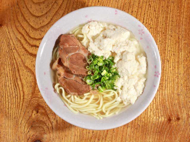 看板メニューはゆし豆腐たっぷりのそば「食堂・島とうふ春おばぁ」