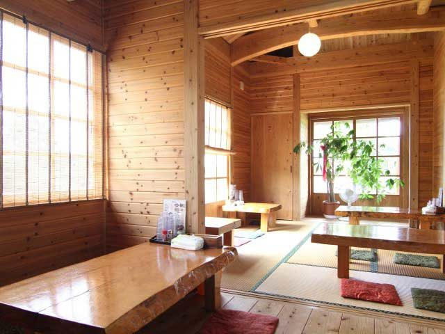 看板メニューはゆし豆腐たっぷりのそば「食堂・島とうふ春おばぁ」