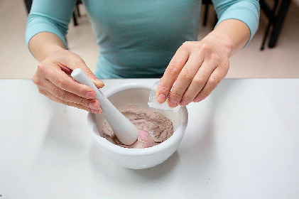 ① 乳鉢に原料の粉と水、香りのオイルを加えて練る