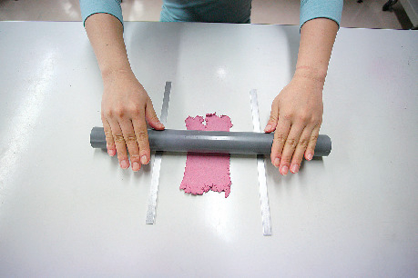 ② 台に取り出し、シート状にのばす