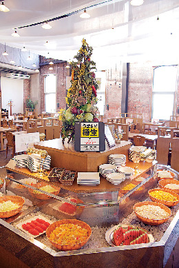 大正ロマンを感じる広々としたレストラン「淡路ごちそう館御食国」