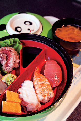 大鳴門橋を眺めながら旬の素材をいかした料理を「道の駅うずしお」