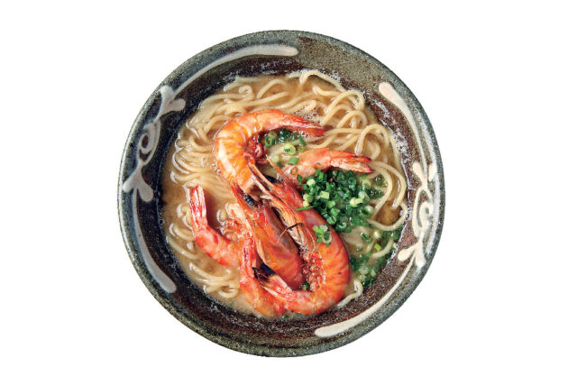 香ばしいえびの風味が魅力「嘉とそば」
