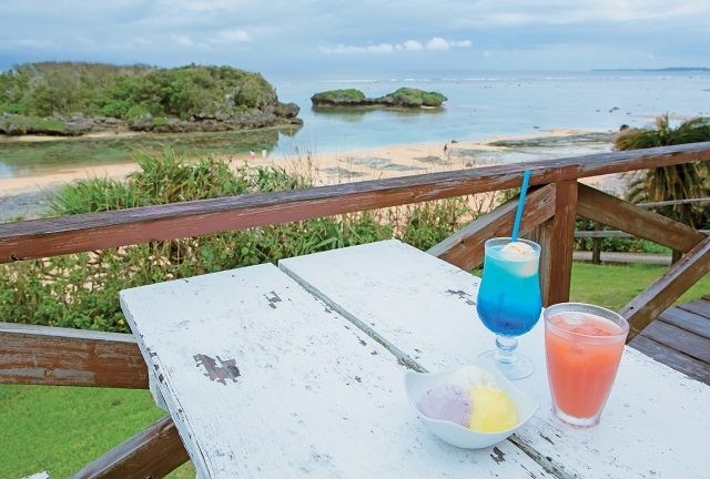 ビーチの楽しみ方① カフェのテラスで絶景満喫