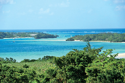 神秘的な美しさの川平ブルーに魅了される