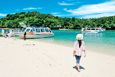 神秘的な美しさの川平ブルーに魅了される