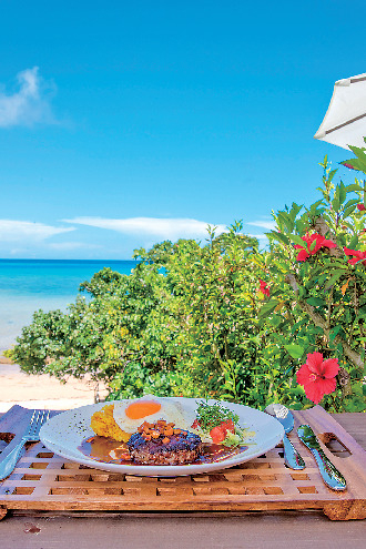 青い海を眺めながらランチやデザートを