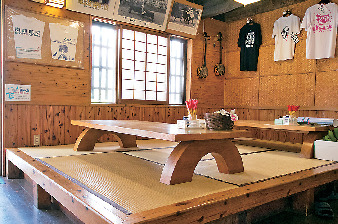 なぜか広めの座敷がある