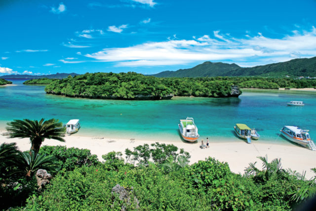 神秘的な美しさの川平ブルーに魅了される