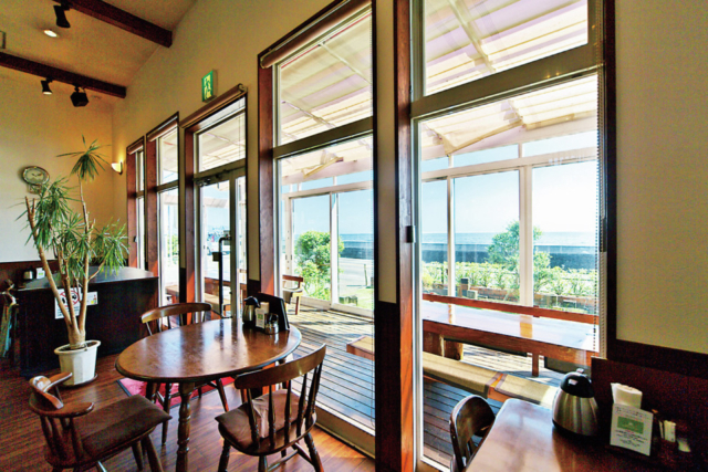 潮騒が聞こえるウッディーな空間「カプチーノ」