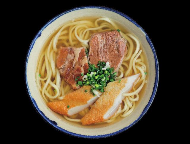 製麺所直営のツルツル食感の麺が自慢「古謝そば屋」