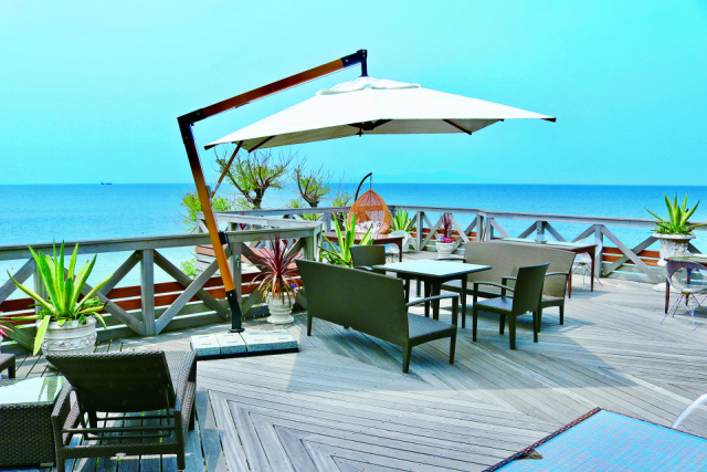 空と海が一望できる リゾート感あふれる ベーカリーカフェ「Bakery Café MISAKI」