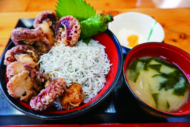 潮騒が聞こえるウッディーな空間「カプチーノ」