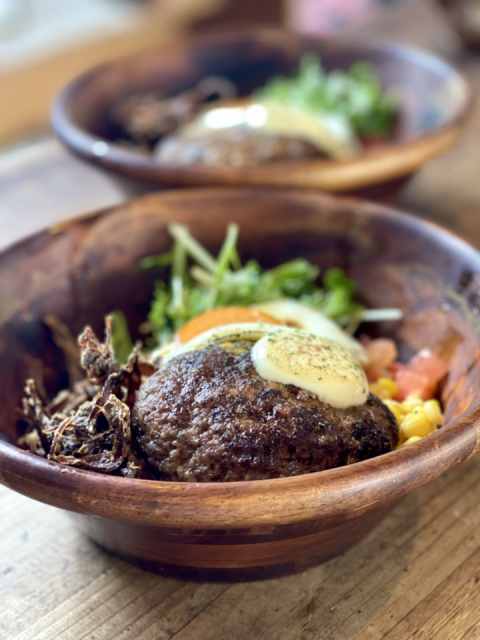 緑と海と空を見渡す爽快ビュー「島野菜カフェ Re:Hellow Beach」