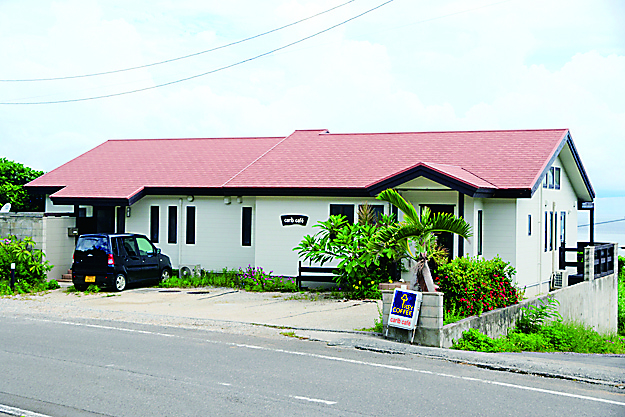 川平湾が眺められるテラスシートが特等席「カフェレストラン carib cafe」