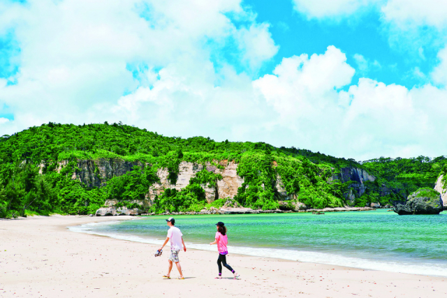 【西表島×ドライブ】16:30 美しい海外線と鳴き砂の波穏やかな浜「トゥドゥマリの浜(月ヶ浜)」