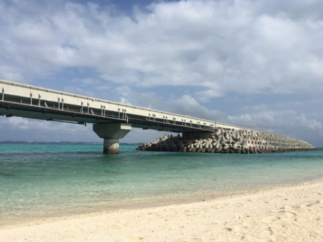 橋のふもとのビーチ 長山の浜