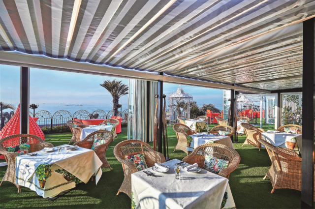 夕陽と海を眺めながら、ゆったりとした島時間を満喫する「miele the garden」