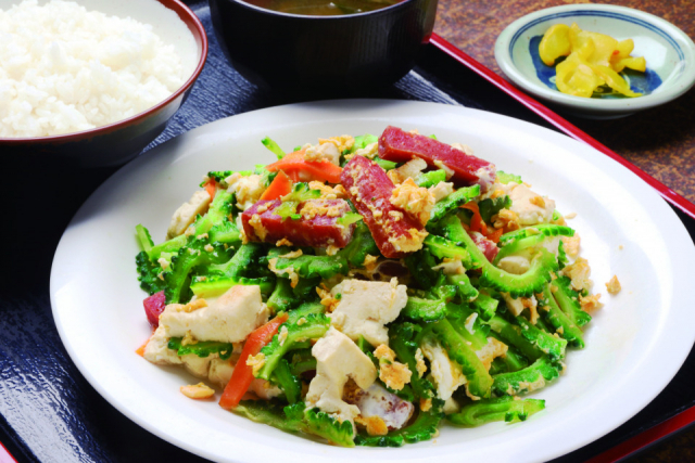 ローカル色満点の人気店「白保食堂」