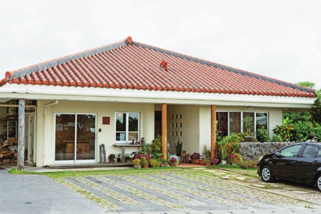 製麺所直営のツルツル食感の麺が自慢「古謝そば屋」