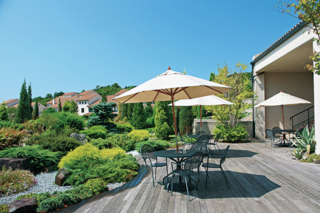 緑あふれる庭園内のカフェテリア「カフェテリア風の詩」