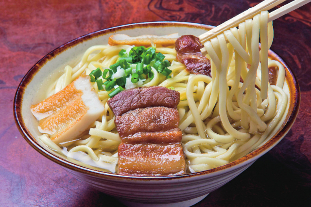 あっさりスープにからむモチモチ麺に魅せられる「じんく屋」