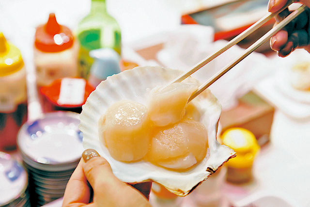 ぷるんとしたホタテを貝のお皿で「大松水産」