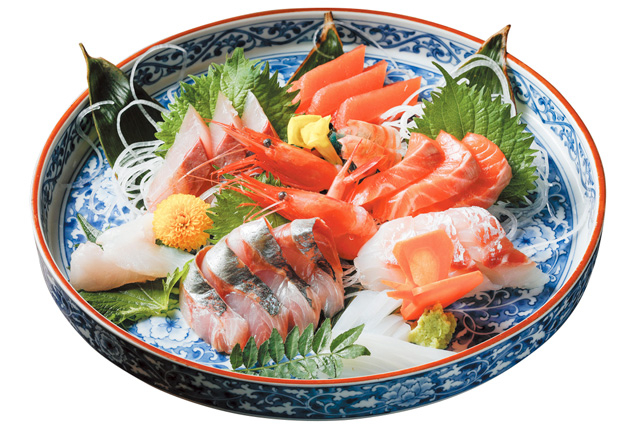 にぎわいのなかで飲んで食べるのが魅力!「近江町市場飲食街 いっぷく横丁」