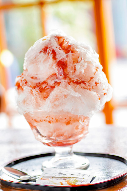 趣ある建物のなかでふわふわのイチゴ氷を「日光珈琲 御用邸通」