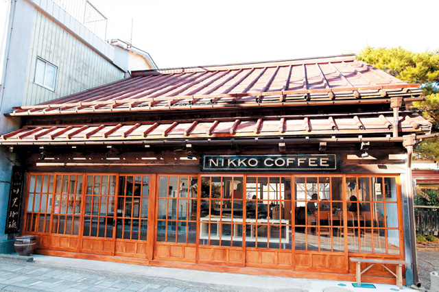 趣ある建物のなかでふわふわのイチゴ氷を「日光珈琲 御用邸通」