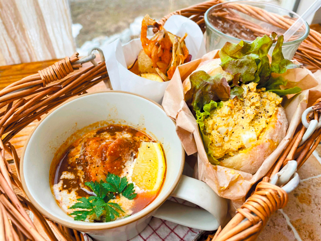 【美瑛のおすすめ野菜ランチ】農場スープともっちもちの手ごねパン「畑のパンひとさじ」