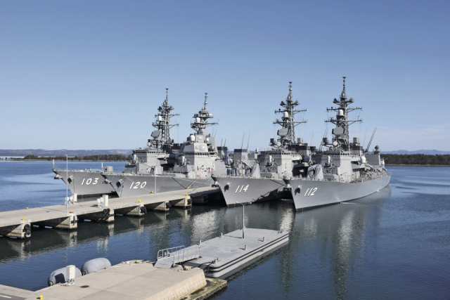 迫力ある艦艇を間近で見学「大湊基地艦艇見学」