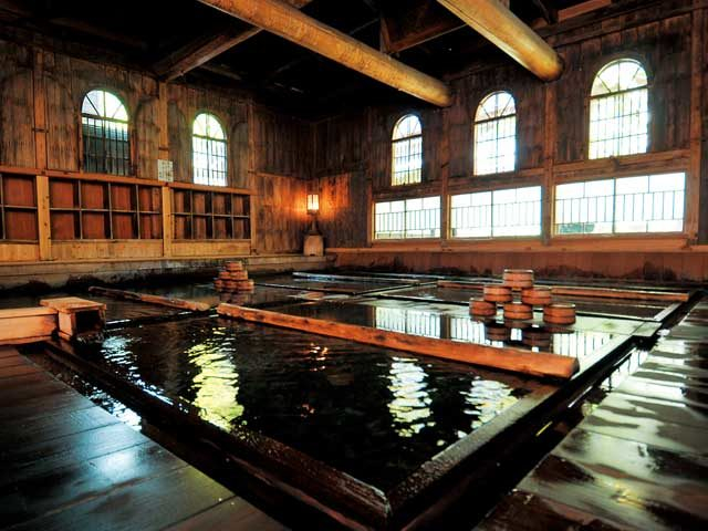 湯船の底から源泉が湧く湯「法師温泉 長寿館」