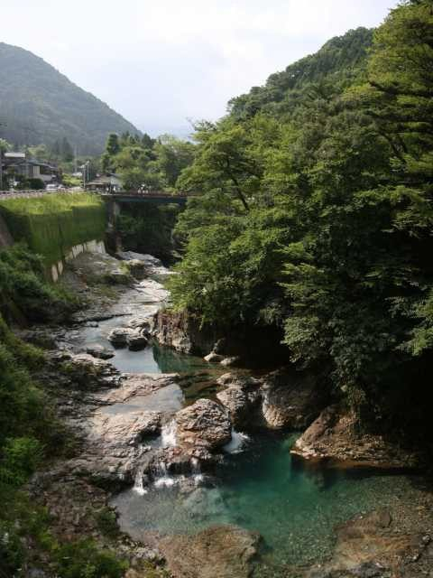 【群馬・中之条×絶景】底をのぞいて不思議な穴を発見!「甌穴」