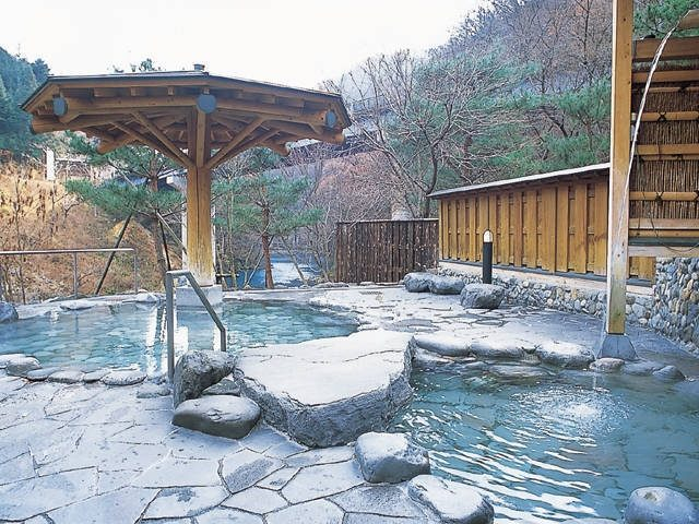 四万川を望む温泉施設「中之条町営 四万清流の湯」