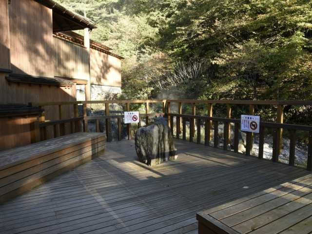 【草津温泉&軽井沢】観光モデルコース 14:00 開放感たっぷりの「西の河原露天風呂」