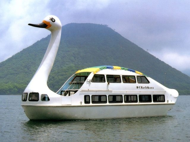 優雅な船に乗って湖上散歩を「榛名湖遊覧船」