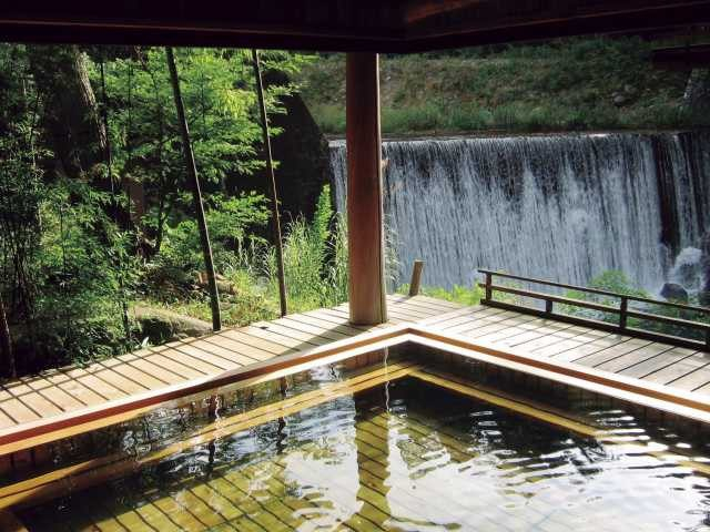 旅籠の雰囲気が香る一軒宿「かやぶきの郷薬師温泉 旅籠」