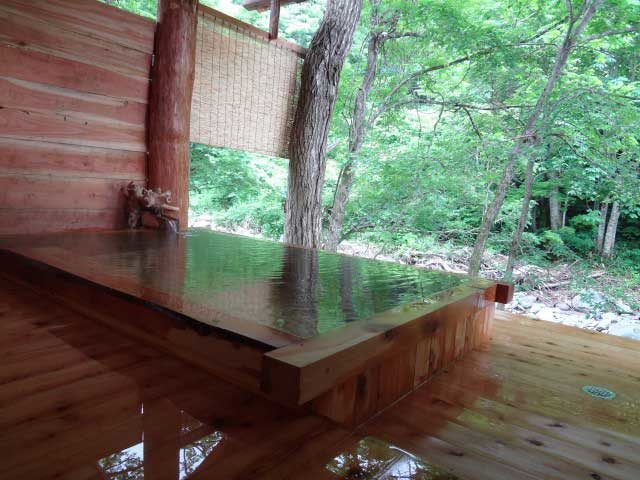 渓流沿いのかけ流しの湯「湯の小屋温泉 源流の湯湯元館」
