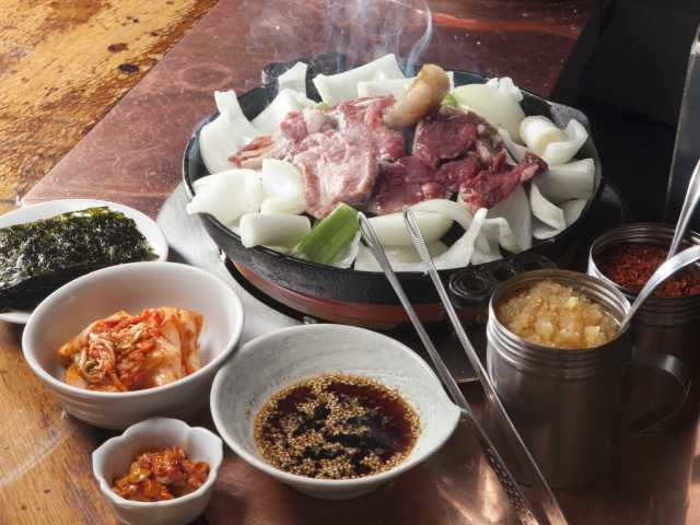 【2泊3日の北海道旅行モデルコース】1日目:20:00 夕食は「成吉思汗だるま本店」でジンギスカン