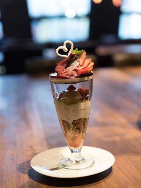 【2泊3日の北海道旅行モデルコース】1日目:22:00 すすきので話題のシメパフェ「INITIAL」