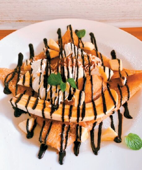 目の前に池が広がる癒しの空間でリラックス「水辺のカフェテラス」