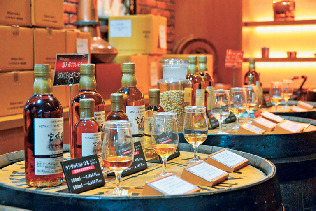 CHECK② 約30種類のウイスキーが格安で試飲できる