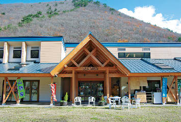 足湯が自慢の観光交流施設「湯のまち作並 観光交流館ラサンタ」