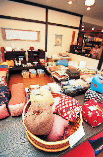 カラフルでかわいい手作りの座布団「Platz」